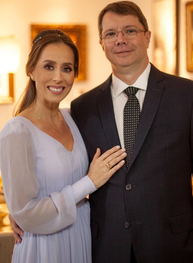 Fulvia Molon e Fernando Luiz Andreazza no dia do casamento, sábado, durante comemoração familiar ao redor das mesas do Di Paolo Caxias do Sul, RS, Brasil Fulvia Molon e Fernando Luiz Andreazza no dia do casamento, sábado, durante comemoração familiar ao redor das mesas do Di Paolo Caxias do Sul, RS, Brasil