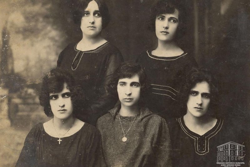 Retrato das irmãs Saldanha. Datada de 28/03/1922.Identificaçã:De pé, atrás: Antonieta Saldanha (E) Palmira Saldanha (D).À frente, sentadas: Aracy Saldanha (E) Anna Saldanha (Centro) e Maria Saldanha (D)