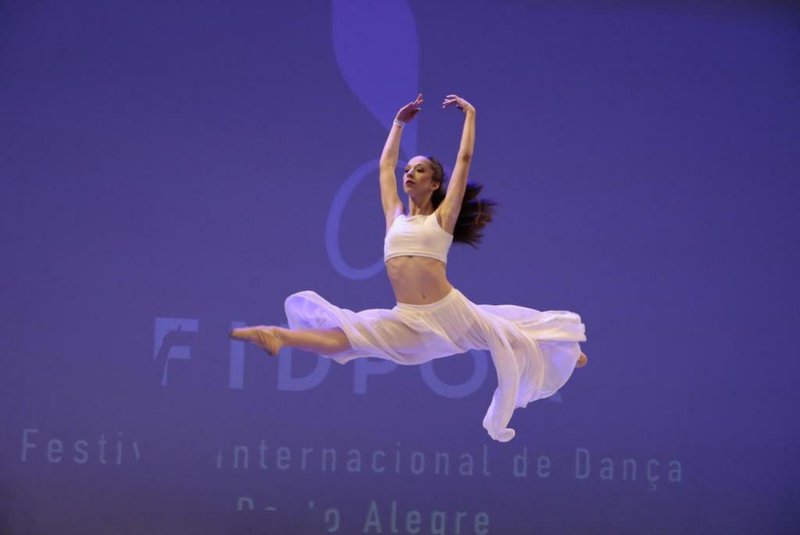 Foto da bailarina Ana Clara Jardim Fonseca, uma de duas bailarinas gaúchas com histórias de superação que participam do FIDPOA.