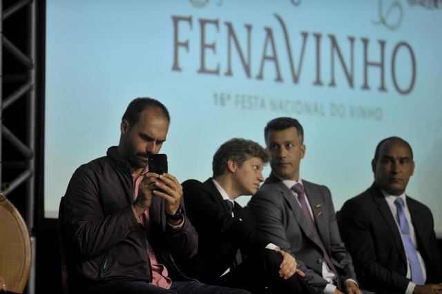 CAXIAS DO SUL, RS, BRASIL, 14/06/2019Abertura da Fenavinho com a presença do Vice presidente da República Hamilton Mourão, governador do estado do Rio Grande do Sul Eduardo Leite, do Deputado Federal Eduardo Bolsonaro e autoridades da região. (Lucas Amorelli/Agência RBS) CAXIAS DO SUL, RS, BRASIL, 14/06/2019Abertura da Fenavinho com a presença do Vice presidente da República Hamilton Mourão, governador do estado do Rio Grande do Sul Eduardo Leite, do Deputado Federal Eduardo Bolsonaro e autoridades da região. (Lucas Amorelli/Agência RBS)