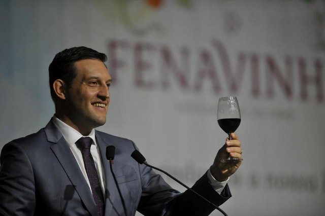 CAXIAS DO SUL, RS, BRASIL, 14/06/2019Abertura da Fenavinho com a presença do Vice presidente da República Hamilton Mourão, governador do estado do Rio Grande do Sul Eduardo Leite, do Deputado Federal Eduardo Bolsonaro e autoridades da região. (Lucas Amorelli/Agência RBS) CAXIAS DO SUL, RS, BRASIL, 14/06/2019Abertura da Fenavinho com a presença do Vice presidente da República Hamilton Mourão, governador do estado do Rio Grande do Sul Eduardo Leite, do Deputado Federal Eduardo Bolsonaro e autoridades da região. (Lucas Amorelli/Agência RBS)