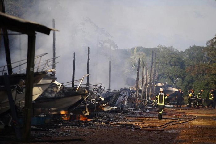 Incêndio na Marina da Conga iniciou por volta das 4h da madrugada deste domingo (16), na Ilha das Flores