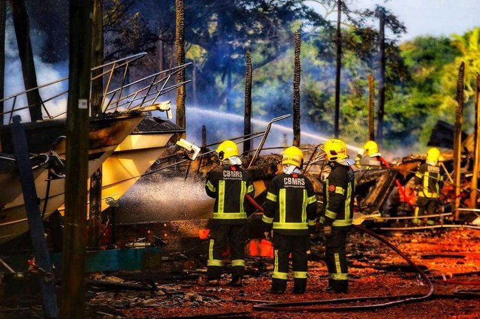 Lanchas atingidas pelo fogo foram totalmente destruídas