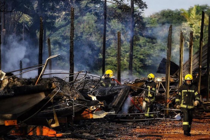 Lanchas atingidas pelo fogo foram totalmente destruídas