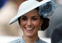 Kate Middleton arrasa com vestido azul claro de tule e look vira inspiração