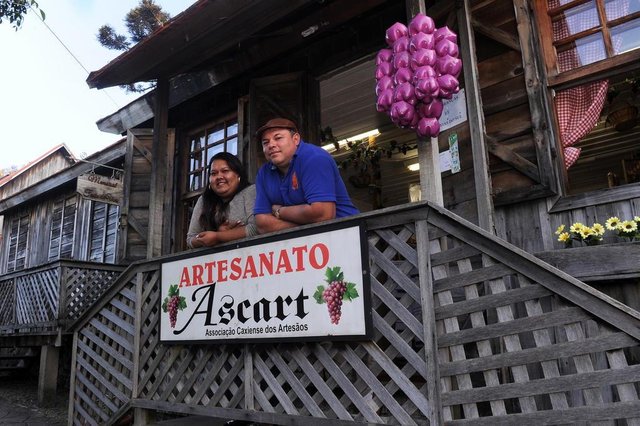 CAXIAS DO SUL, RS, BRASIL, 23/06/2019 - Com termômetros acima do normal para a época, centenas de caxienses aproveitaram o sol em parques da cidade. NA FOTO: Maria Eva Fernandes, 34 anos, artesã, e Adriano Paim, 40 anos, açougueiro, da Artesanato Ascart. (Marcelo Casagrande/Agência RBS) CAXIAS DO SUL, RS, BRASIL, 23/06/2019 - Com termômetros acima do normal para a época, centenas de caxienses aproveitaram o sol em parques da cidade. NA FOTO: Maria Eva Fernandes, 34 anos, artesã, e Adriano Paim, 40 anos, açougueiro, da Artesanato Ascart. (Marcelo Casagrande/Agência RBS)