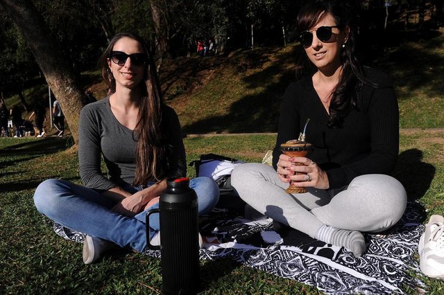 CAXIAS DO SUL, RS, BRASIL, 23/06/2019 - Com termômetros acima do normal para a época, centenas de caxienses aproveitaram o sol em parques da cidade. NA FOTO: Jéssica Brambatti, 30 anos, advogada, e Prisclia Oliveira, 34 anos, arquiteta, no Parque dos Macaquinhos. (Marcelo Casagrande/Agência RBS) CAXIAS DO SUL, RS, BRASIL, 23/06/2019 - Com termômetros acima do normal para a época, centenas de caxienses aproveitaram o sol em parques da cidade. NA FOTO: Jéssica Brambatti, 30 anos, advogada, e Prisclia Oliveira, 34 anos, arquiteta, no Parque dos Macaquinhos. (Marcelo Casagrande/Agência RBS)