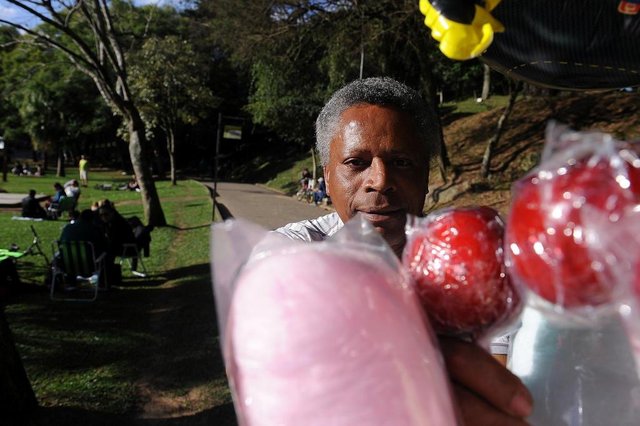 CAXIAS DO SUL, RS, BRASIL, 23/06/2019 - Com termômetros acima do normal para a época, centenas de caxienses aproveitaram o sol em parques da cidade. NA FOTO: Carlos Roberto Lemos, 54 anos, vendedor ambultante, no Parque dos Macaquinhos. (Marcelo Casagrande/Agência RBS) CAXIAS DO SUL, RS, BRASIL, 23/06/2019 - Com termômetros acima do normal para a época, centenas de caxienses aproveitaram o sol em parques da cidade. NA FOTO: Carlos Roberto Lemos, 54 anos, vendedor ambultante, no Parque dos Macaquinhos. (Marcelo Casagrande/Agência RBS)