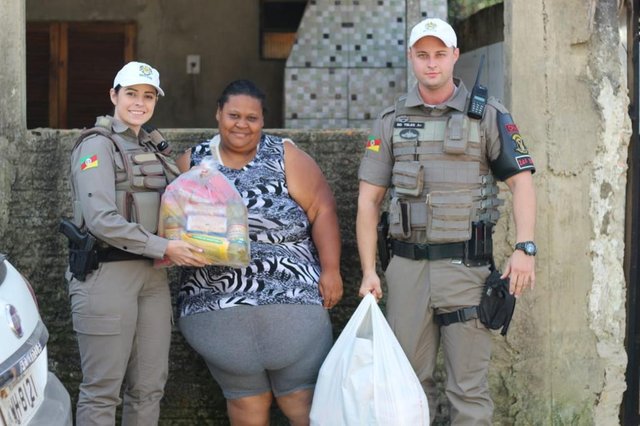 família recebe ajuda após pedido publicado no Diário Gaúcho, Alvorada, bairro Jardim Aparecida, Ester Vilas Nova é quem recebeu as doações