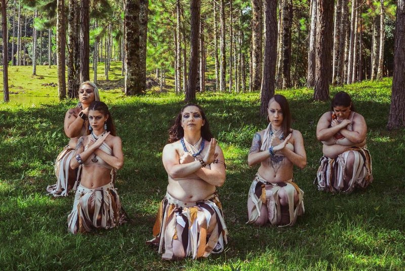 Grupo Tribal Caravan participa do espetáculo Forqueta em Dança, em Caxias do Sul