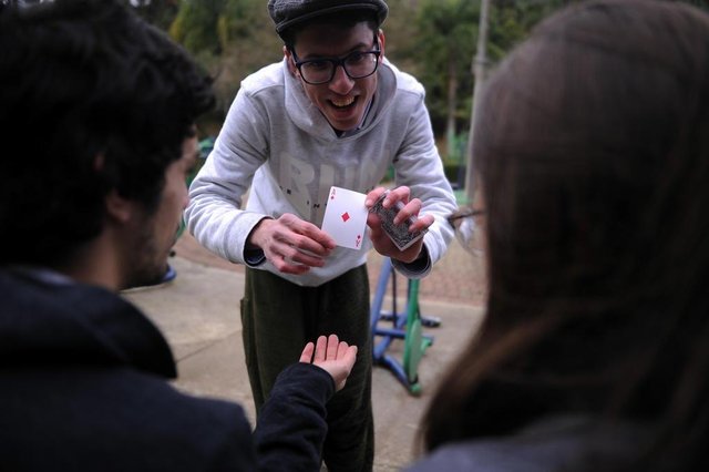 CAXIAS DO SUL, RS, BRASIL, 26/06/2019 - Aos 24 anos, o caxiense Ricardo Elias espalha sua mágica pelos parques de Caxias do Sul. Pioneiro da chamada street magic na cidade, ele conta sobre a sua arte e demonstra alguns truques. (Marcelo Casagrande/Agência RBS) CAXIAS DO SUL, RS, BRASIL, 26/06/2019 - Aos 24 anos, o caxiense Ricardo Elias espalha sua mágica pelos parques de Caxias do Sul. Pioneiro da chamada street magic na cidade, ele conta sobre a sua arte e demonstra alguns truques. (Marcelo Casagrande/Agência RBS)