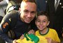 Everton encontra garoto que o homenageou e dá nova camisa da Seleção de presente