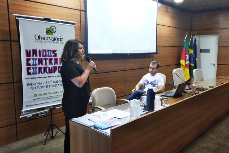 Presidente do Observatório Social de Caxias do Sul, Shirlei Omizzolo, durante palestra realizada em 2018