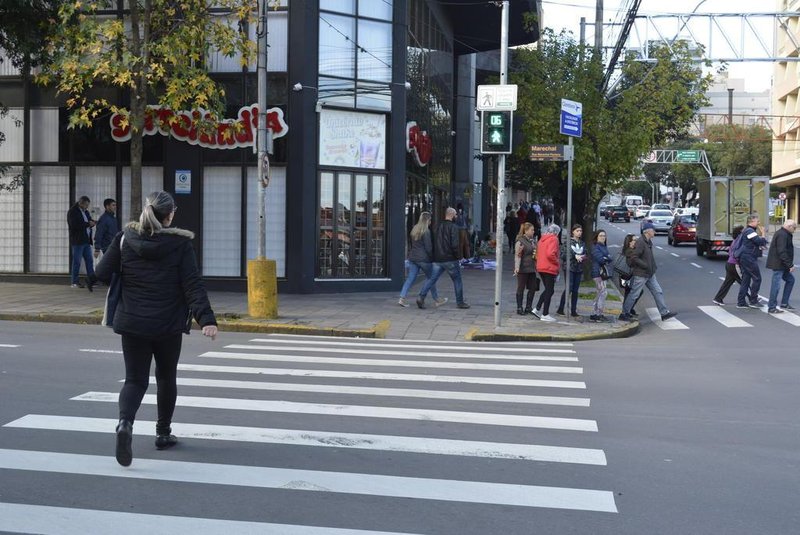 Sinaleira para pedestre com contador digital na esquina das ruas Sinimbu e Marechal Floriano. Foto do projeto Família Pedrosa, a Família Pedestre.