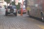 Veículo estacionado sobre calçada na Rua Sinimbu, entre as ruas Treze de Maio e Humberto de Campos. Foto do projeto Família Pedrosa, a Família Pedestre.