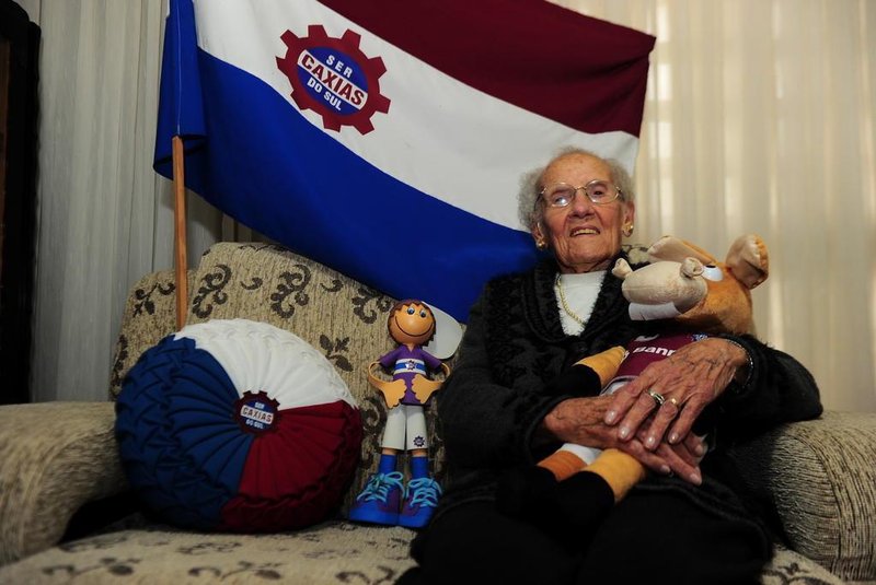  CAXIAS DO SUL, RS, BRASIL, 21/05/2019. Ida Poli Guerra, de 103 anos, é a sócia mais antiga da SER CAXIAS. (Porthus Junior/Agência RBS)