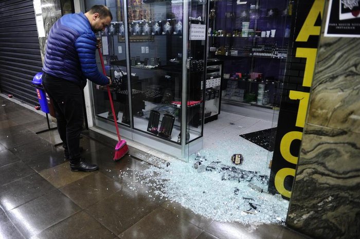 Criminosos entraram na galeria por uma janela no segundo andar do prédio