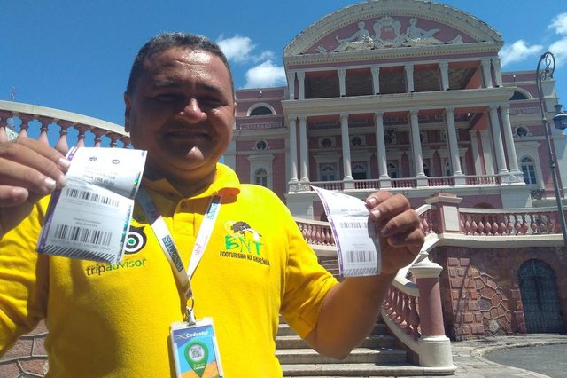 Guia turístico Alessandro, com os ingressos para a partida deste sábado. Guia turístico Alessandro, com os ingressos para a partida deste sábado.