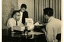 Em foto de 1949, Erico Verissimo apresenta a um repórter o manuscrito do épico em que estava trabalhando, até então intitulado O Vento e o Tempo. Ao lado, o filho Luis Fernando Verissimo.