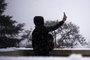  A person poses for a selfie under the snow on the Place du Trocadero in front the Eiffel Tower in Paris on February 5, 2018. / AFP PHOTO / Lionel BONAVENTUREEditoria: LIFLocal: ParisIndexador: LIONEL BONAVENTURESecao: tourismFonte: AFPFotógrafo: STF