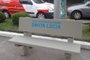 Associação de Moradores do Bairro Santa Lúcia instala 8 bancos de concreto em paradas de ônibus.