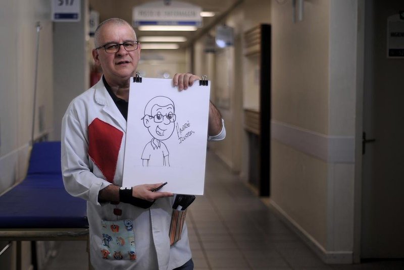  CAXIAS DO SUL, RS, BRASIL, 26/07/2019 - André Fortunato, 53 anos, cartunista e ilustrador, faz trabalho voluntário no Hospital Geral da UCS, desenhando pacientes. (Marcelo Casagrande/Agência RBS)
