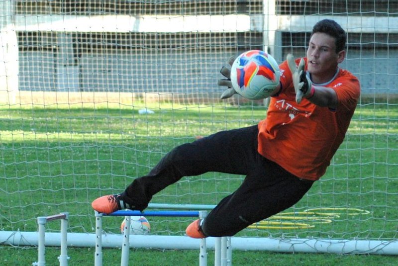 Foto do goleiro Felipe Pedroni, do sub-17 grená, treinando no time principal do Caxias.