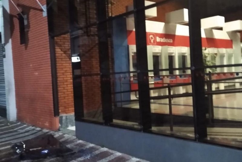 Homem que furtou ônibus vestindo apenas cueca em Caxias quebra vidro de agência bancária no Centro