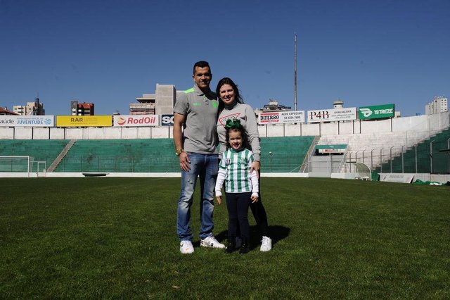 CAXIAS DO SUL, RS, BRASIL (06/08/2019)O lateral-esquerdo do Juventude Eltinho, a filha Isabela e a esposa Fernanda, em matéria especial para o dia dos pais(Antonio Valiente/Agência RBS) CAXIAS DO SUL, RS, BRASIL (06/08/2019)O lateral-esquerdo do Juventude Eltinho, a filha Isabela e a esposa Fernanda, em matéria especial para o dia dos pais(Antonio Valiente/Agência RBS)