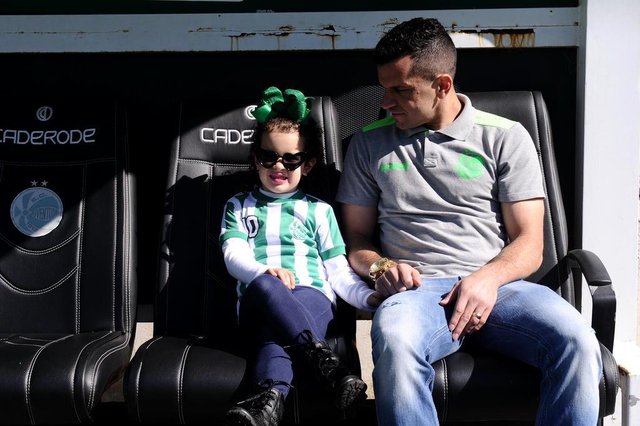 CAXIAS DO SUL, RS, BRASIL (06/08/2019)O lateral-esquerdo do Juventude Eltinho, a filha Isabela e a esposa Fernanda, em matéria especial para o dia dos pais(Antonio Valiente/Agência RBS) CAXIAS DO SUL, RS, BRASIL (06/08/2019)O lateral-esquerdo do Juventude Eltinho, a filha Isabela e a esposa Fernanda, em matéria especial para o dia dos pais(Antonio Valiente/Agência RBS)