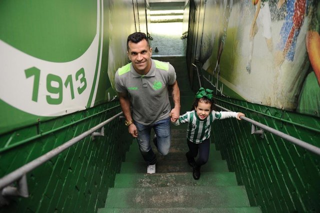 CAXIAS DO SUL, RS, BRASIL (06/08/2019)O lateral-esquerdo do Juventude Eltinho, a filha Isabela e a esposa Fernanda, em matéria especial para o dia dos pais(Antonio Valiente/Agência RBS) CAXIAS DO SUL, RS, BRASIL (06/08/2019)O lateral-esquerdo do Juventude Eltinho, a filha Isabela e a esposa Fernanda, em matéria especial para o dia dos pais(Antonio Valiente/Agência RBS)