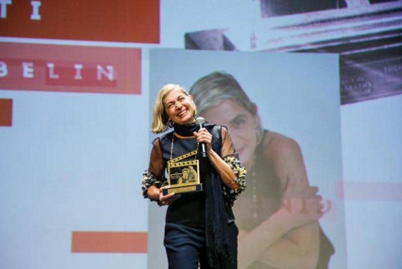 Homenagem a Carla Camurati marca segunda noite do Festival de Gramado. Atriz e cineasta recebeu Troféu Eduardo Abelin por sua trajetória.