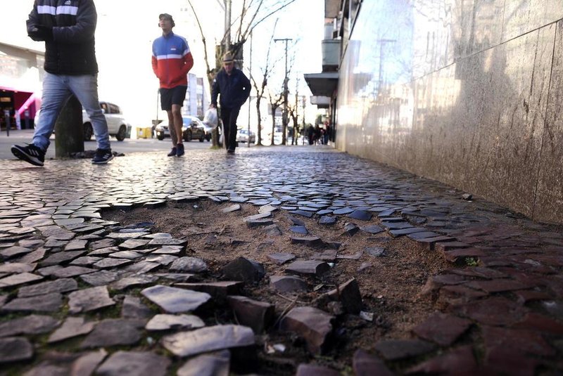  CAXIAS DO SUL, RS, BRASIL 905/08/2019)Reportagem verifica buracos nas ruas centrais de Caxias do Sul. Rua Sinimbu esquina com a Rua Dr. Montaury. (Antonio Valiente/Agência RBS)