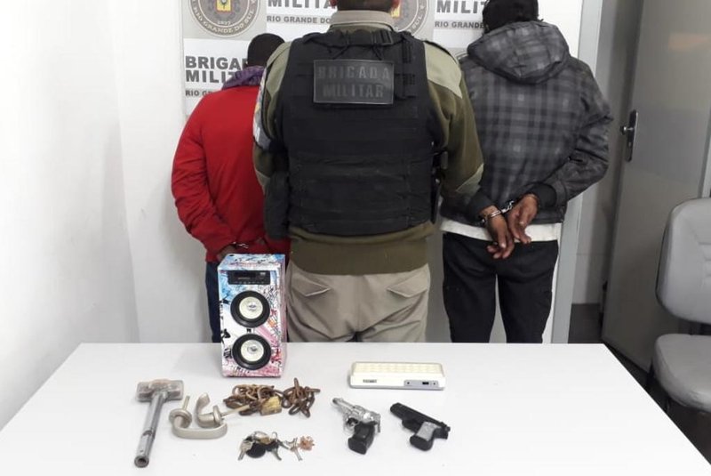Homens são presos com arma de brinquedo em Caxias 