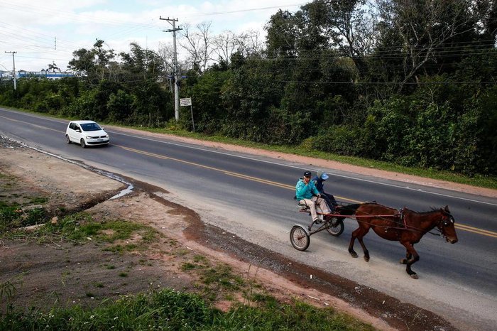 Até uma charrete foi flagrada circulando na rodovia
