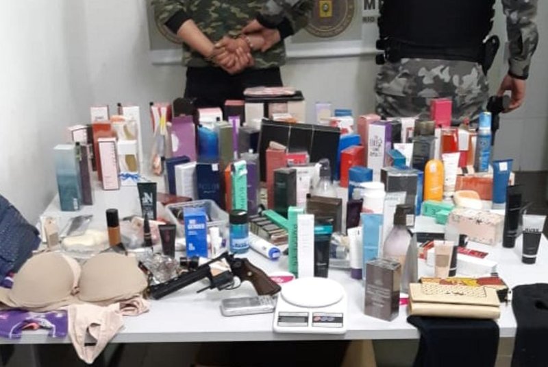 Suspeito é preso com produtos furtados de loja de cosmésticos em Caxias 