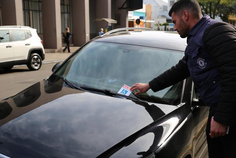 Farroupilha aplica ¿Multa Moral¿ para motoristas que estacionarem em vagas especiais