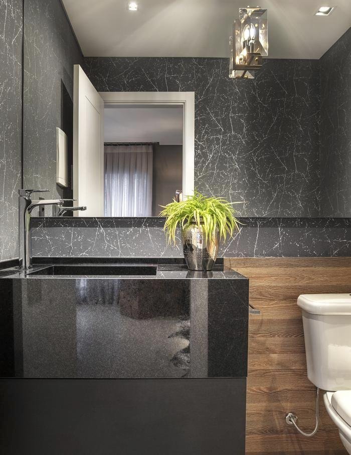 Lavabo: granito e madeira unem aconchego e sofisticação