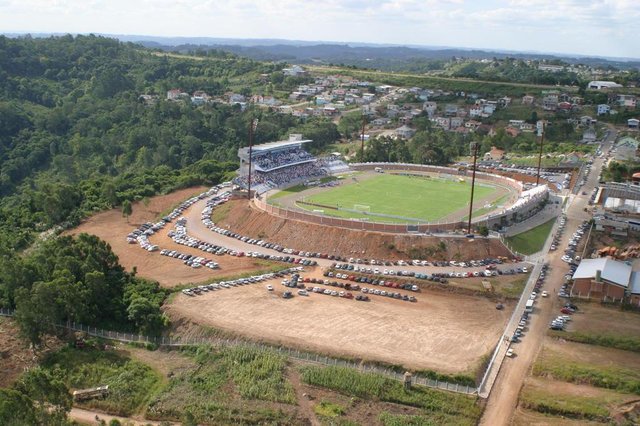 Estádio Montanha dos Vinhedos no dia da inauguração, 29 de fevereiro de 2004. Inaugurado na estreia do Gauchão com vitória do Esportivo por 2 a 0. Gols de Ernestina e Fabinho. Estádio Montanha dos Vinhedos no dia da inauguração, 29 de fevereiro de 2004. Inaugurado na estreia do Gauchão com vitória do Esportivo por 2 a 0. Gols de Ernestina e Fabinho.