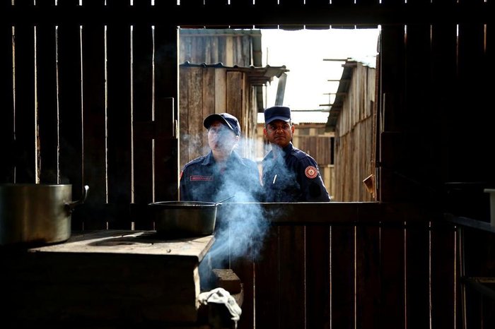 Eles verificam se em cada local havia dois extintores de incêndio...