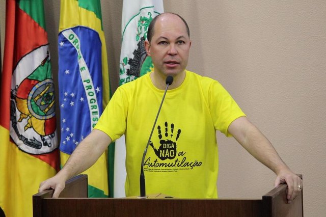 Vereador Elisandro Fiuza/PRB autor da lei que instituiu a Semana Municipal de Prevenção, Conscientização e Combate à Automutilação, usando a camiseta do setembro amarelo na sessão do dia 3 Vereador Elisandro Fiuza/PRB autor da lei que instituiu a Semana Municipal de Prevenção, Conscientização e Combate à Automutilação, usando a camiseta do setembro amarelo na sessão do dia 3