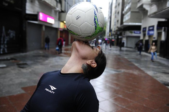 Jovem faz embaixadinhas no Centro em busca de dinheiro para realizar seu sonho