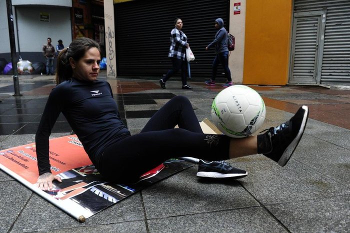 Jovem faz embaixadinhas no Centro em busca de dinheiro para realizar seu sonho