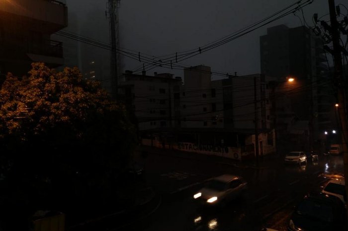 A manhã virou noite por volta das 11h40min no entorno da prefeitura de Caxias, no bairro Exposição