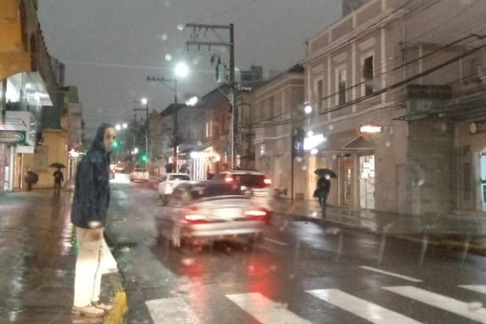 Em Bento Gonçalves, a chuva fez a manhã anoitecer por volta das 11h25min