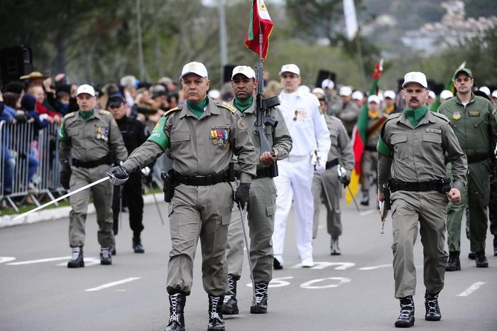Policiais durante desfile cívico-militar