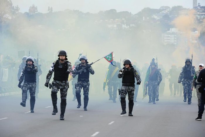 Policiais durante desfile cívico-militar