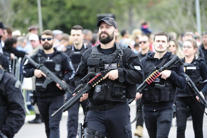 Policiais durante desfile cívico-militar
