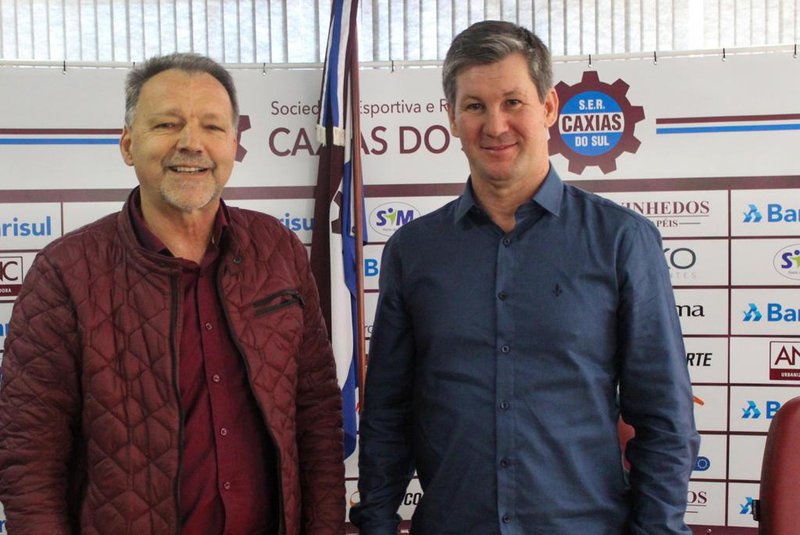 Ademir Bertoglio é o novo gerente de futebol do Caxias para a temporada de 2020. Na foto, ele está ao lado do presidente na gestão 2019, Vitacir Pellin (à esquerda).