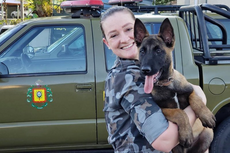 Na foto a Soldado Ana Kaufmann e o cão de três meses, Boris. 